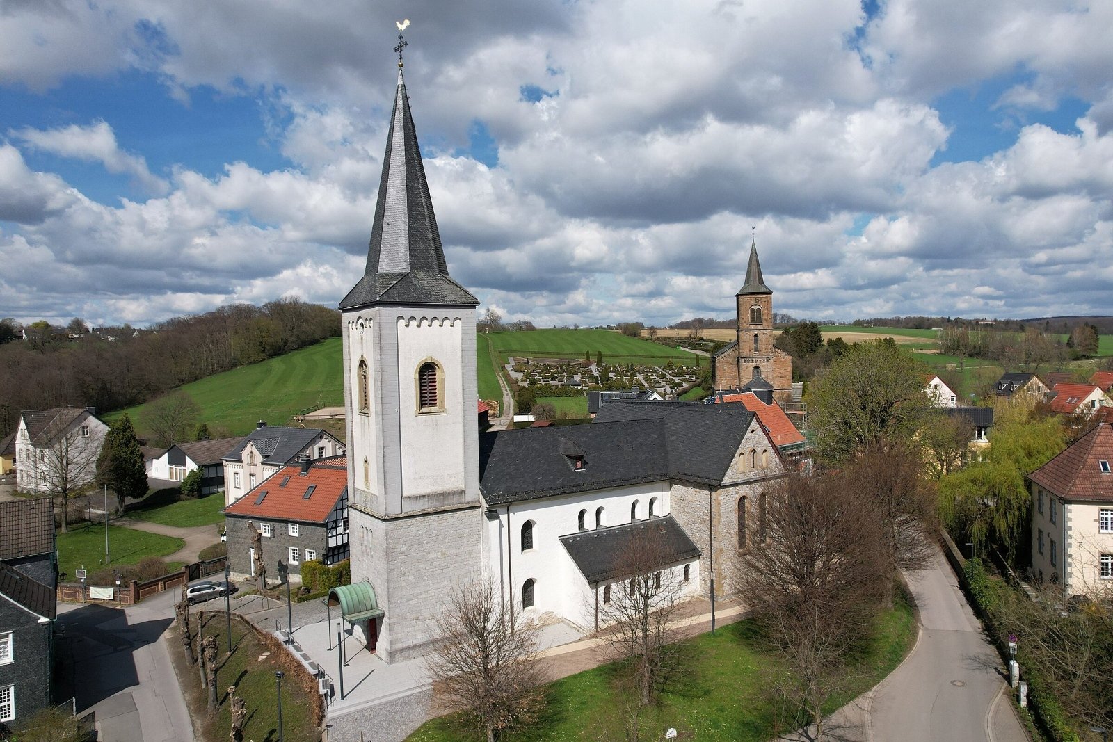 Kirche St. Maximin in Düssel (c) Michael Kramer, CC BY-SA 3.0, commons.wikimedia.org