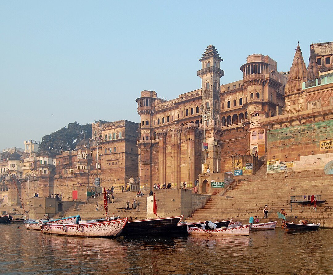 Munshi Ghat in Varanasi (c) Marcin Białek, CC BY-SA 3.0, commons.wikimedia.org