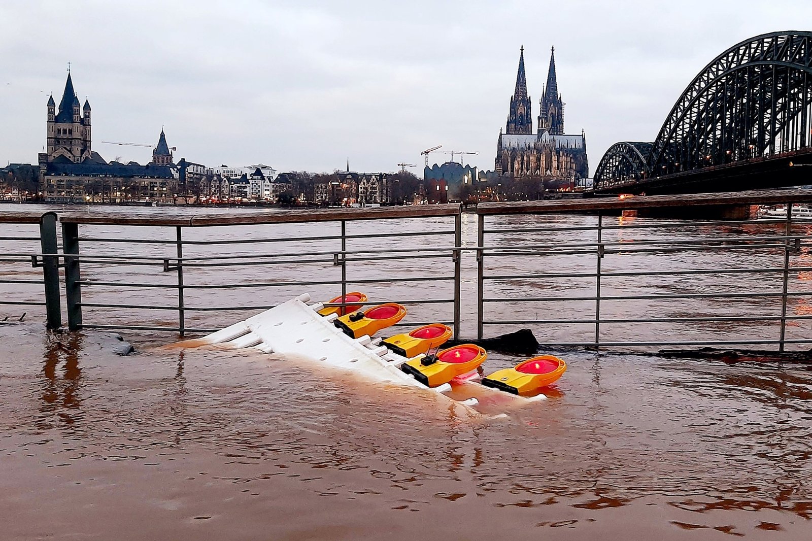 Kölner Dom und die Rheinfluten Domradio (c)Johannes Schroeer