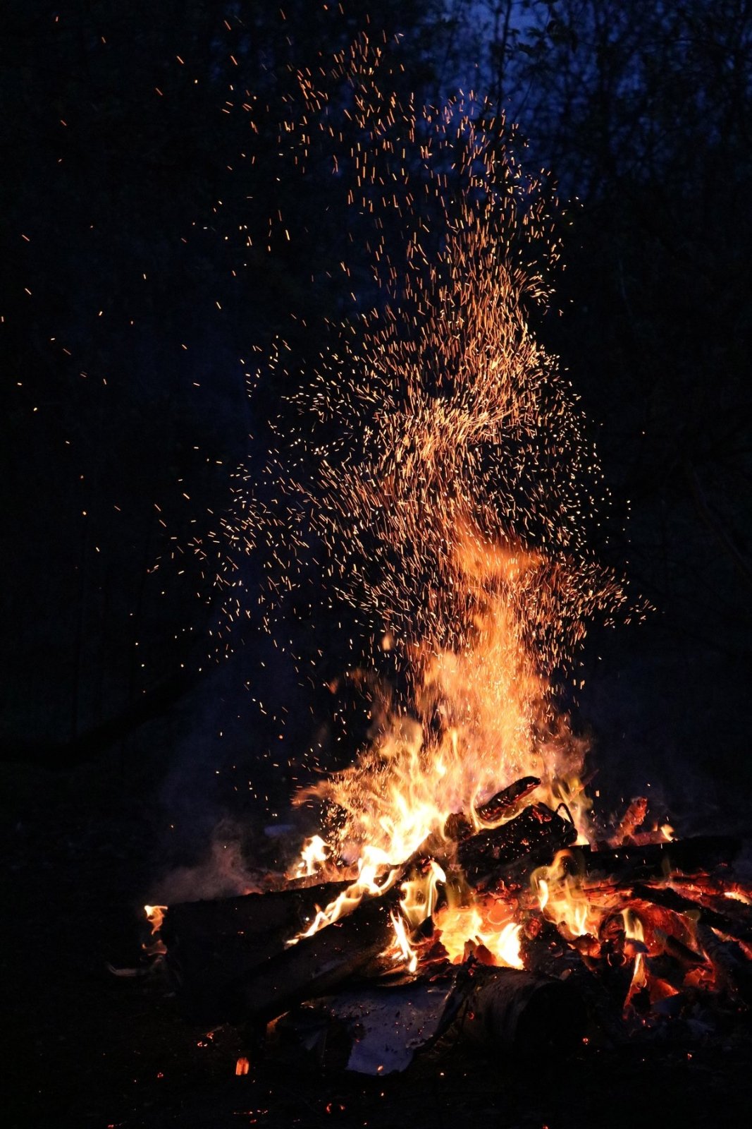 Symbolbild: Osterfeuer (c) pfarrbriefservice.de (Meradis / pixabay.com)