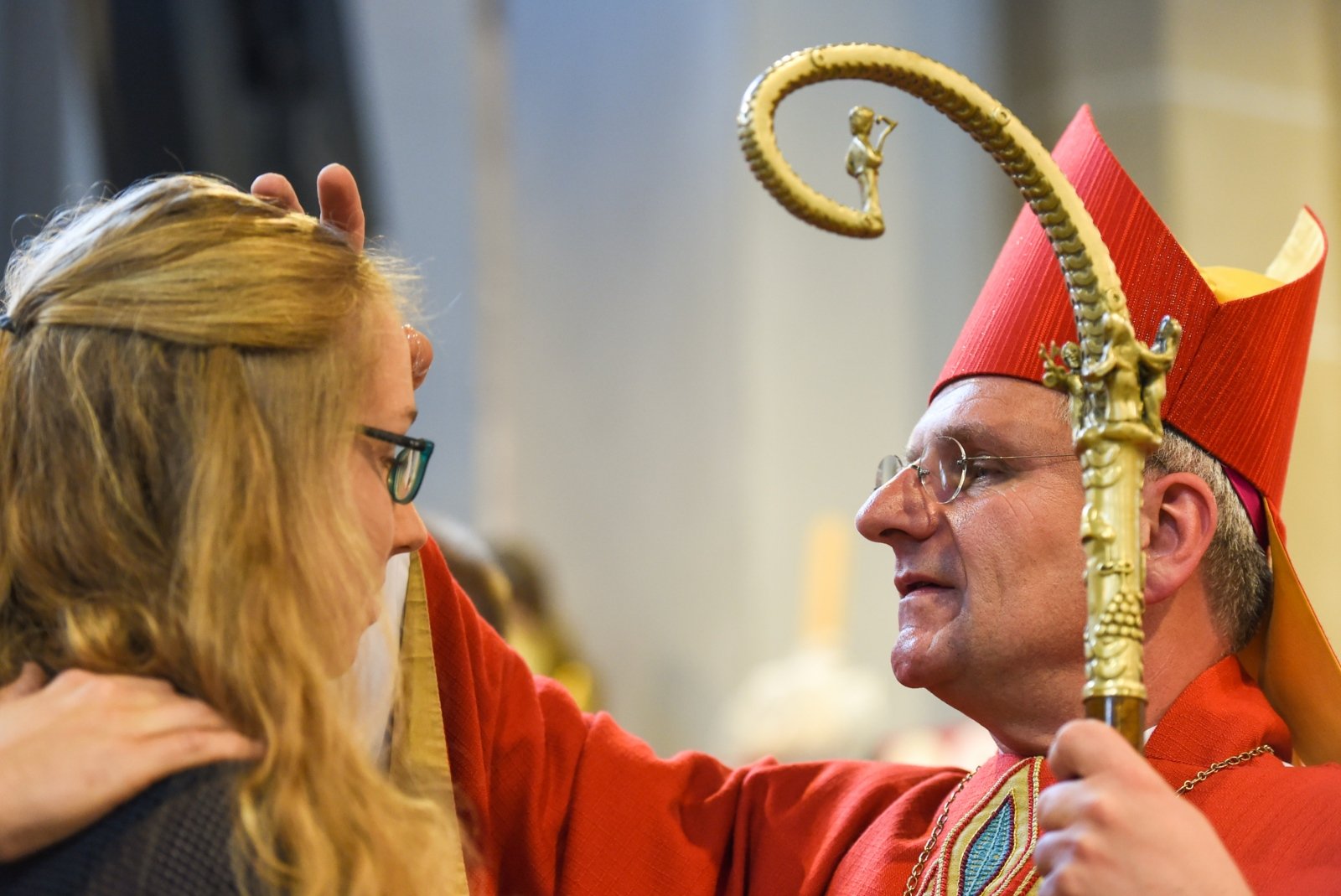 Firmung durch den Weihbischof (c) Erzbistum, Harald Oppitz
