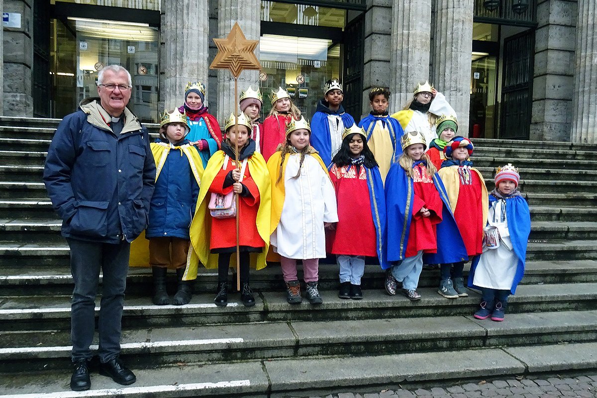 Sternsinger vor dem Rathaus (c) R. Monschau