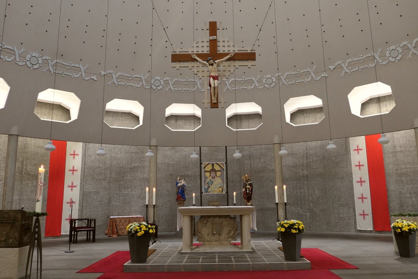 Kirchenraum zu Ostern 2020 (c) M. Kerk