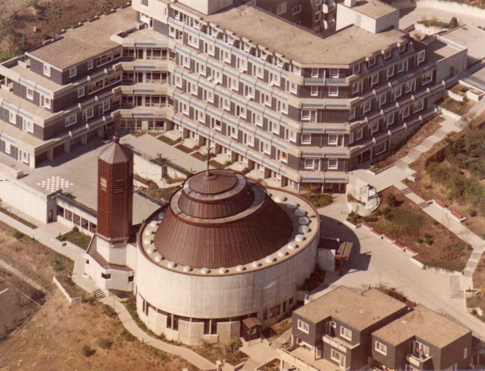 Luftbild Kirche St. Remigius nach Fertigstellung (c) St. Remigiushaus