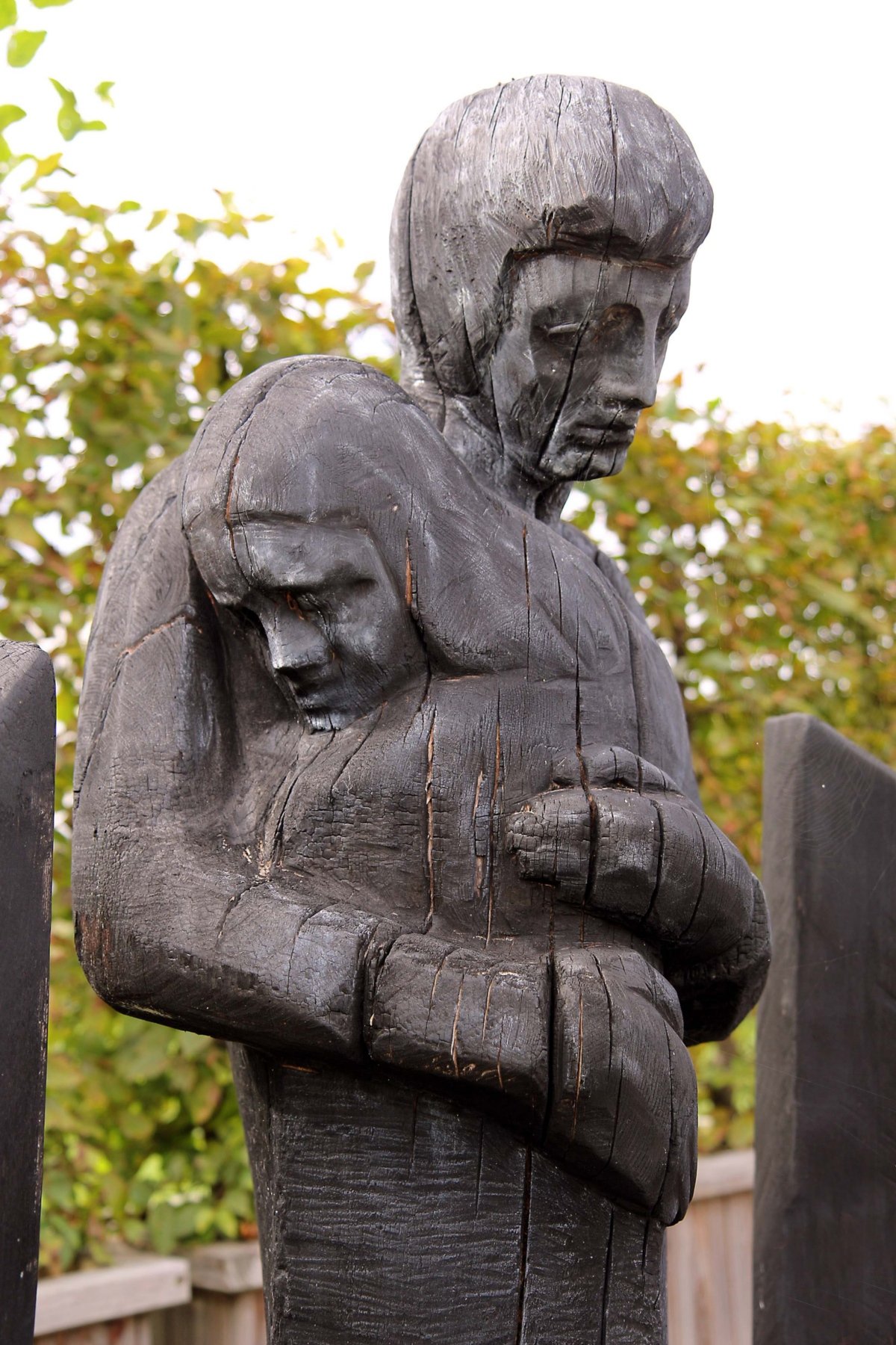 Trauerndes Paar (c) Schnitzschule Empfertshausen, Thüringen (Skulptur), Peter Weidemann (Foto) In: Pfarrbriefservice.de